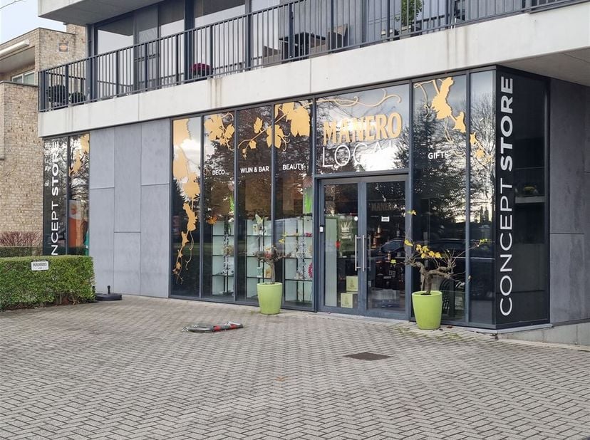 Dit winkel- en kantoorgebouw, gelegen op een ideale locatie bij het binnenrijden van Willebroek, biedt tal van mogelijkheden voor jouw onderneming. &lt;b
