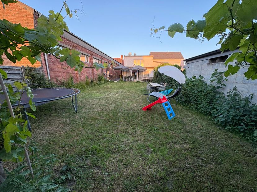 Deze volledige instapklare zeer ruime (263m²) lichtrijke gezinswoning is centraal gelegen met onderhoudsvriendelijke omheinde tuin en voorziet in o.a.