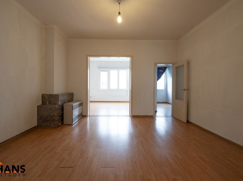 Appartement op de 2de verdieping, zonder lift.&lt;br /&gt;
Inkom; leefruimte; eetkamer; keuken met kookplaat, dampkap, spoelbak en kasten; badkamer met douc