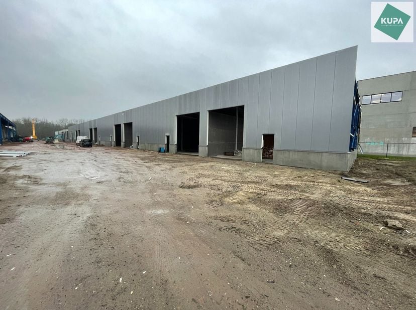 Langs de Pathoekeweg in Brugge verrijst binnenkort het KMO Park PORTIS, dit op de voormalige Philipssite. Met 49 afgewerkte KMO-Units, variërend van 1