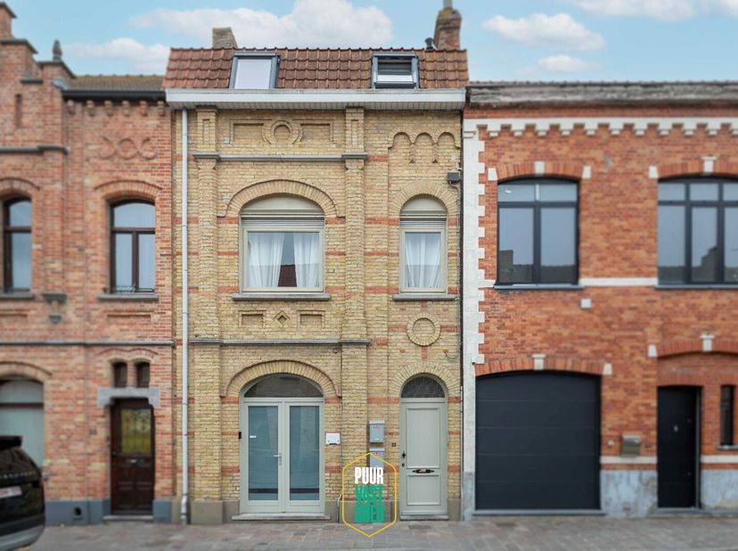 BUITENKANS! Deze leuke woning is opgedeeld in 3 entiteiten en is ideaal gelegen, pal in het gezellige centrum van Nieuwpoort-stad, op 10 minuten wande