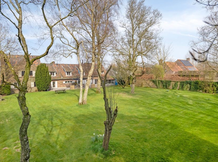 Op zoek naar een karaktervolle woning in een rustige, groene omgeving? Deze prachtige, weliswaar deels te renoveren woning in Maldegem, op een perceel