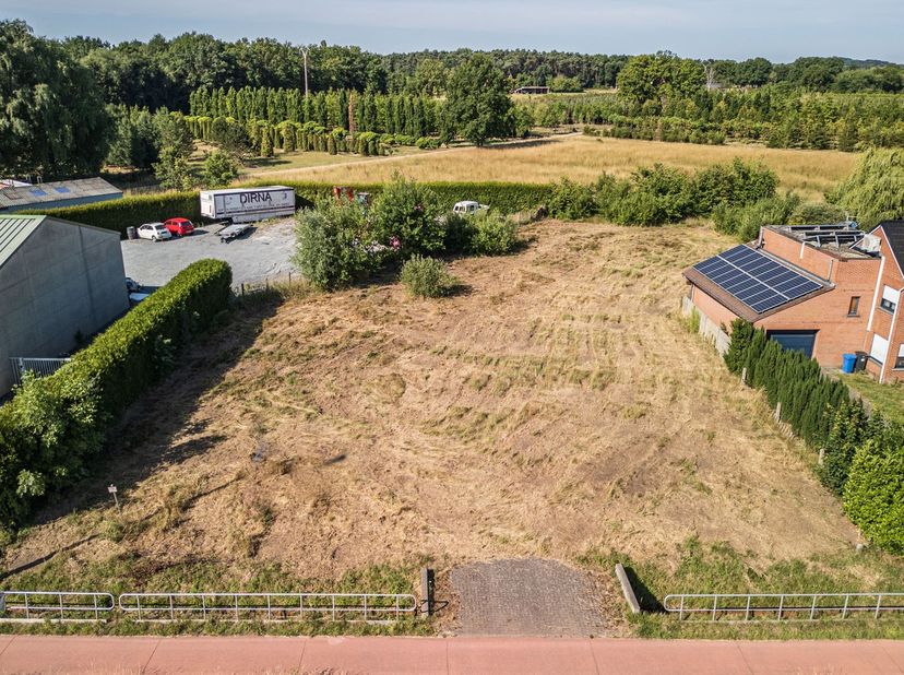 Je droomwoning bouwen? Bekijk dan zeker deze bouwgrond van 833 m² voor open bebouwing in Aarschot. Goed bereikbaar en op korte afstand van winkels en