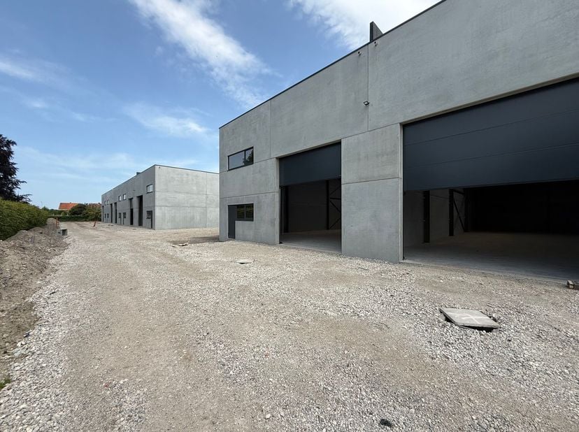 Gloednieuwe KMO-unit met een oppervlakte van 336 m² te koop. Fantastisch gelegen op slechts 500 m van de N9 met een vlotte verbinding naar de expressw