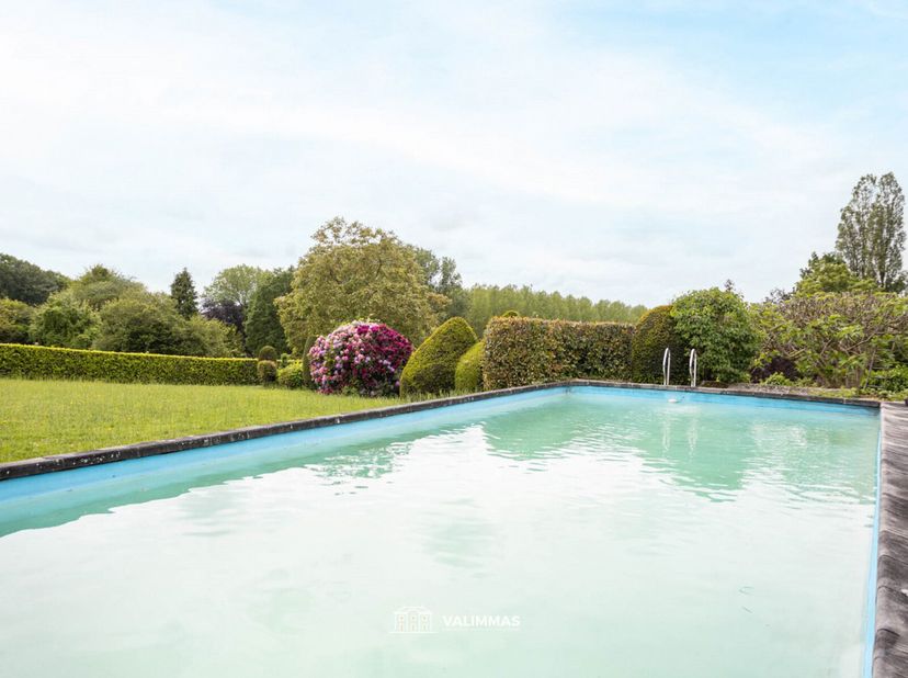 VALIMMAS verkoopt deze uniek gelegen villa-bungalow op 22 are, met garage, mooie tuin en zwembad.    Gelegen in tweede bouworde, en bereikbaar via een