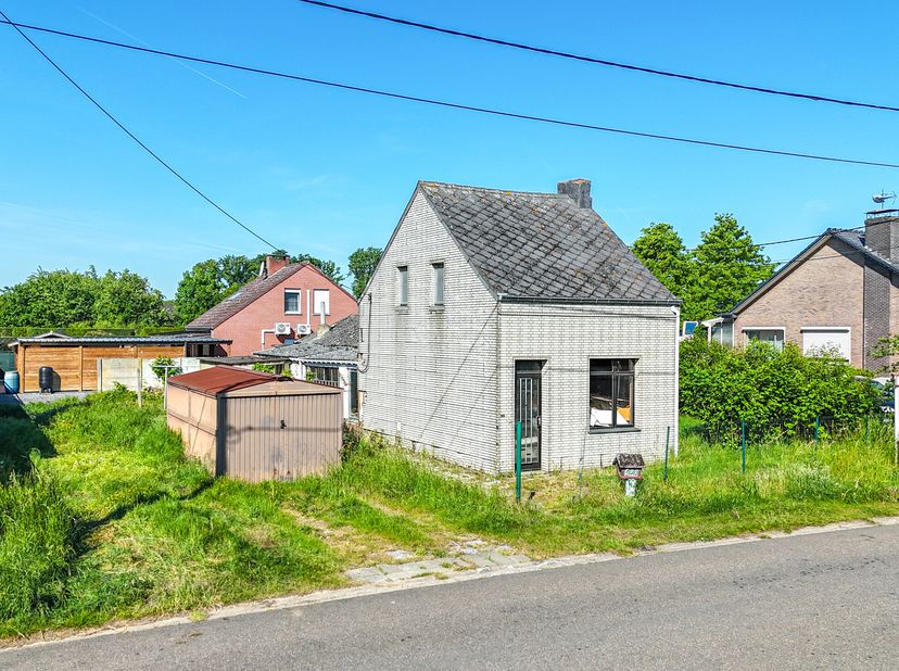 Nabij het rustige Hofeinde 103 in Heusden-Zolder bevindt zich deze interessante bouwgrond van 5,88 are, ideaal voor wie een eigen woning wil realisere