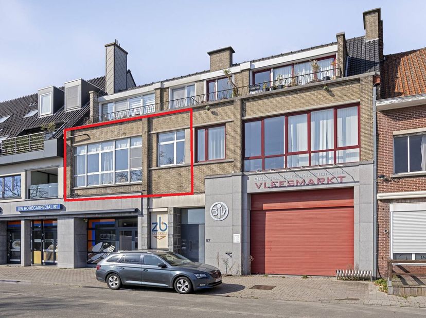 À deux pas du centre de Bruges, un appartement lumineux (EPC 287, double vitrage en profilés d&#039;aluminium, chauffage central au gaz naturel) est à vend