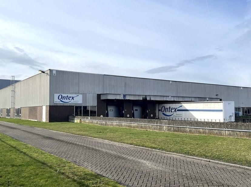 9120m² d&#039;espace de stockage avec 8 quais de chargement (divisible à partir de 6270m² et extensible jusqu&#039;à 15.370m²)&lt;br /&gt;
Emplacement: dans la zone i