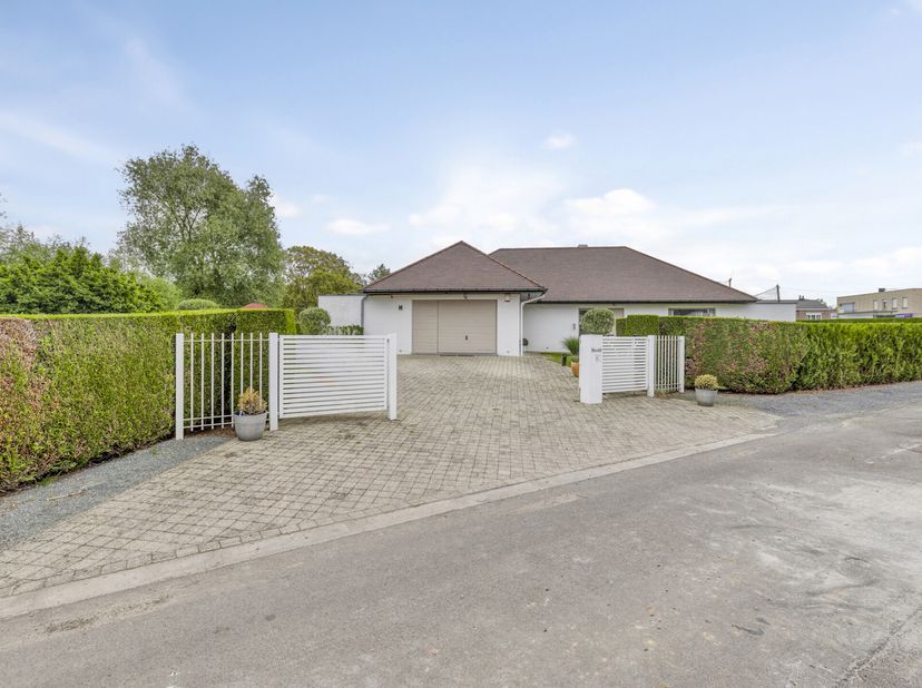 Immo Pické vous propose cette belle villa située à Opwijk, à proximité de toutes les commodités, des commerces, des transports en commun et des voies