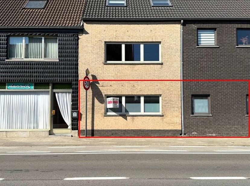 Gezellig gelijkvloers appartement met één slaapkamer en autostaanplaats.&lt;br /&gt;
Ligging: Centrale en vlot bereikbare locatie in Buggenhout, dichtbij wi