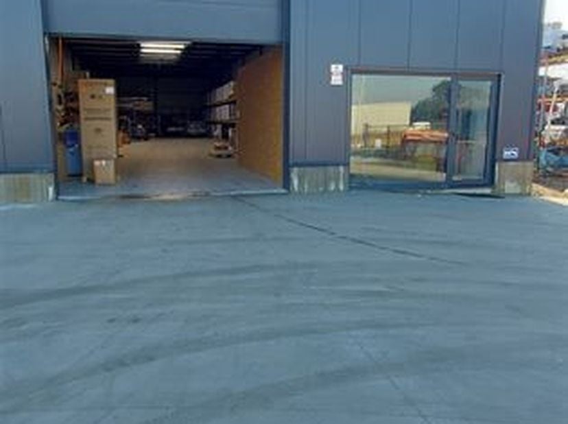 Ontdek deze ruime industriële loods in Dilsen-Stokkem, ideaal voor ondernemers die op zoek zijn naar (extra) werk- of opslagruimte. Met een bruikbare