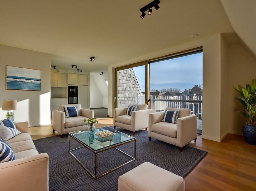 Nieuwbouwappartement met 2 slaapkamers te Oostduinkerke Dorp (100m²). Het appartement bevat een lichtrijke leefruimte met modern afwerkte open keuken,