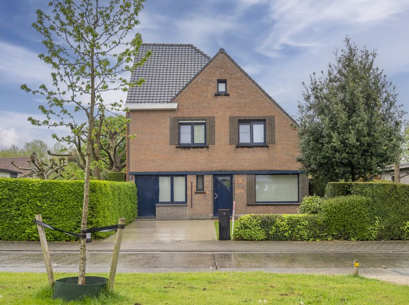 Deze alleenstaande ruime woning met 4 slaapkamers en gezellige tuin gaat op zoek naar zijn nieuwe bewoners. &lt;br /&gt;
Naast het volume, biedt deze woning