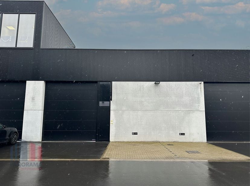 Magnifiek gelegen KMO-unit van 221 m² met 2 privatieve parkeerplaatsen te huur te Kortrijk, langs én met visibiliteit van de R8.&lt;br /&gt;
&lt;br /&gt;
De geïso