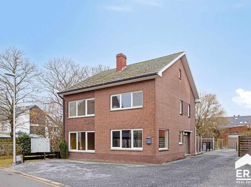 Deze ruime en statige woning in het hart van Bocholt biedt het beste van twee werelden. Gelegen op een toplocatie, op wandelafstand van het centrum en