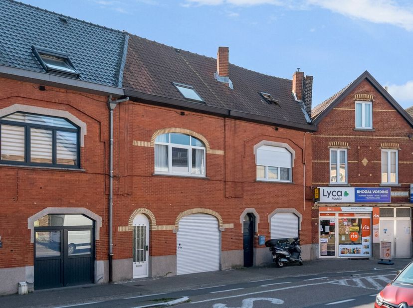 Ben je op zoek naar een sfeervolle woning waar licht, ruimte en comfort hand in hand gaan? Dan zal deze charmante woning in het hart van Destelbergen