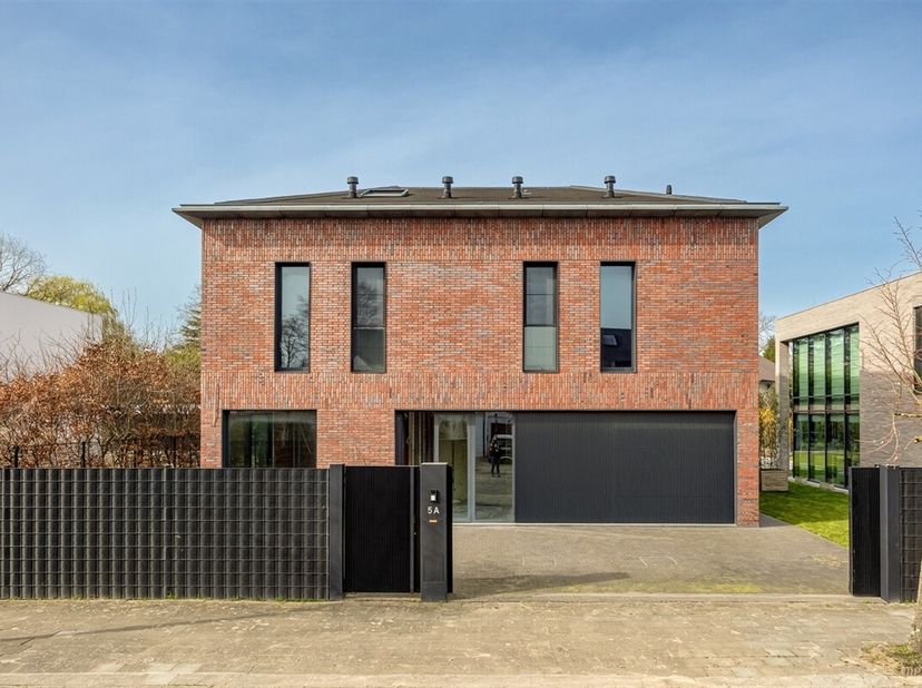 WILRIJK - Elsdonk : Magnifique villa casco neuve avec 7 chambres, 5 salles de bain, garage et ascenseur sur un terrain de 1.198m².&lt;br /&gt;
Sur un très b
