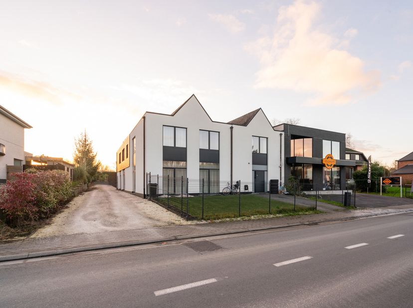 Vous recherchez un exceptionnel appartement duplex avec un espace de bureau ouvert attenant, aménagé comme une résidence de luxe ? Ne cherchez plus !