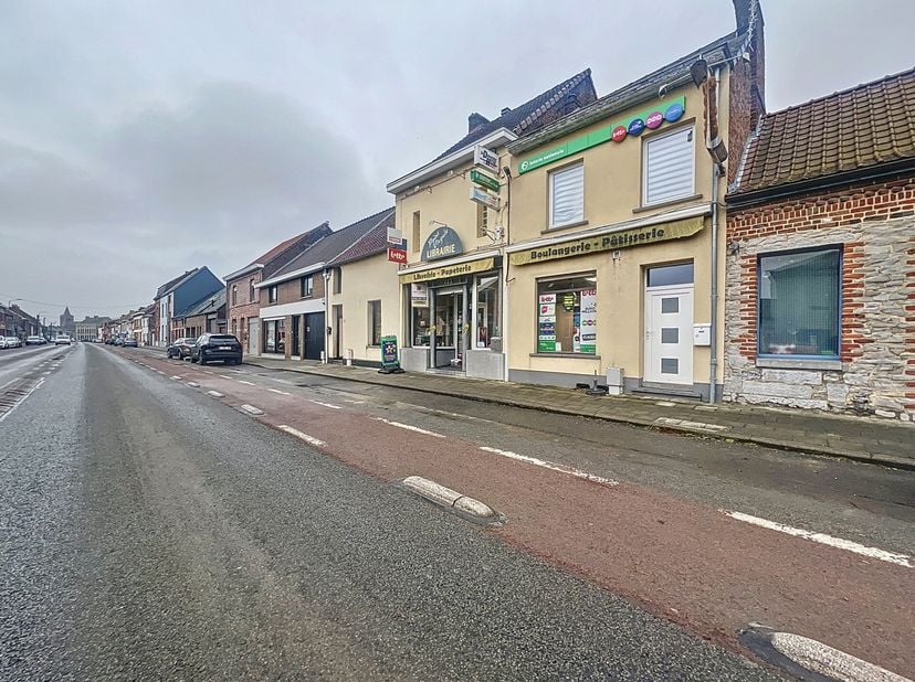 BASECLES / Idéalement située sur une chaussée commerçante à deux pas de la place, Immo Dussart vous propose un commerce portant l&#039;enseigne &quot;Point, Vir