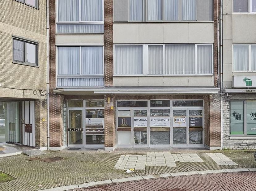Zeer ruim multifunctioneel handelpand/kantoorruimte/praktijkruimte (340 m²) met appartement (108 m²) en stockage kelder (117 m²) op toplocatie te Neer