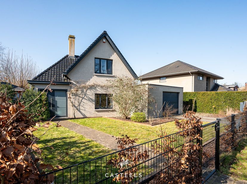 Sommige woningen voelen meteen aan als een thuis en dat is exact wat je mag verwachten van deze charmante open bebouwing in Lochristi.&lt;br /&gt;
Met een b