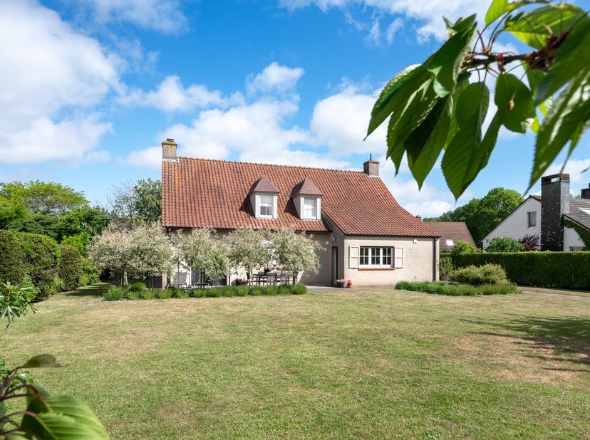 À vendre dans la célèbre Patrijzenstraat à Knokke-Heist: une belle villa sur un terrain généreux de 916 m², idéalement située dans un quartier résiden