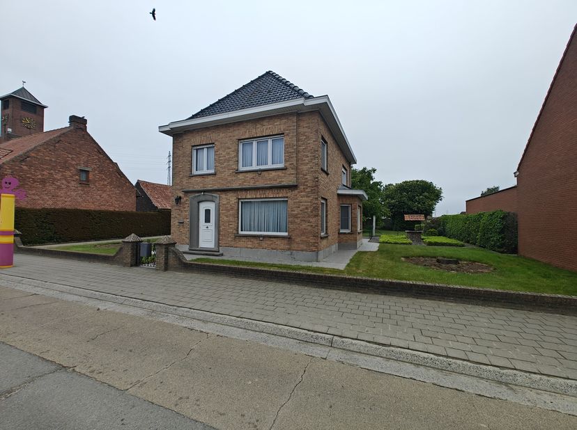 Deze charmante alleenstaande woning met prachtige tuin op een ruim perceel van 1169m², is rustig gelegen op wandelafstand van de school, bakker en sla
