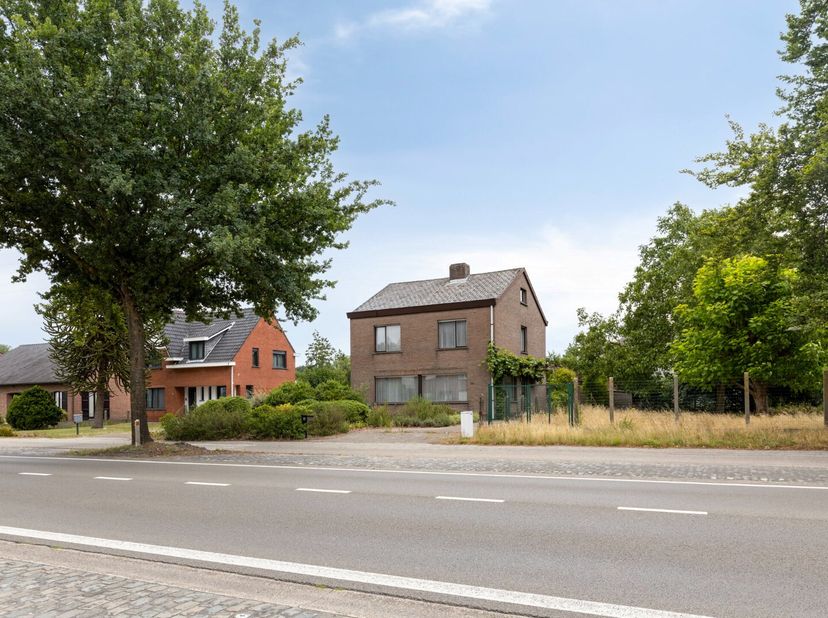 Deze instapklare woning is gunstig gelegen op fietsafstand van het centrum en geniet van een vlotte verbinding naar omliggende gemeenten en gehuchten.