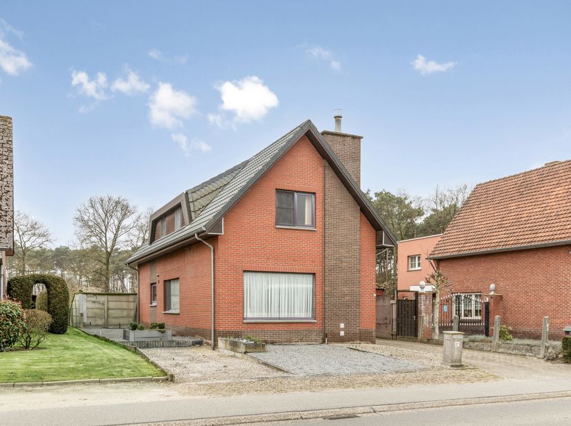 Vrijstaand woonhuis met 3 slaapkamers.&lt;br /&gt;
Gelegen op een fraai perceel van 9a62ca, langs een doorgaande weg met een vlotte verbinding naar Bocholt,