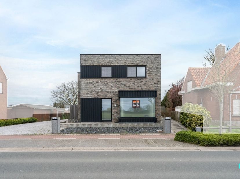 Dit multifunctioneel pand is gelegen op een perceel van 3410 m² op een aantrekkelijke, vlot bereikbare locatie tussen Hooglede en Gits. Op zoek naar e