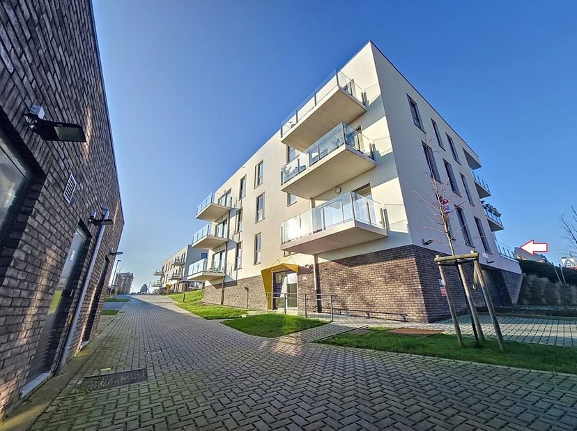 Situé au centre de Leuze-en-Hainaut, dans une résidence contemporaine au sein du nouveau quartier résidentiel « Les Jardins du Bois Blanc », cet appar