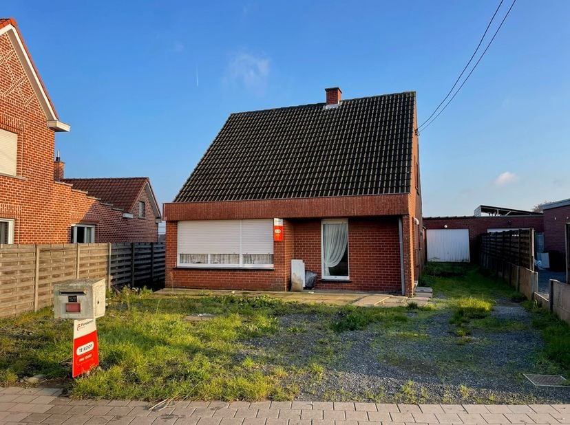 Volledig te renoveren vrijstaande woning (BJ: 1976) als volgt ingedeeld: Inkomhal, apart toilet, woonkamer en keuken die uitgeven op de tuin. Boven zi
