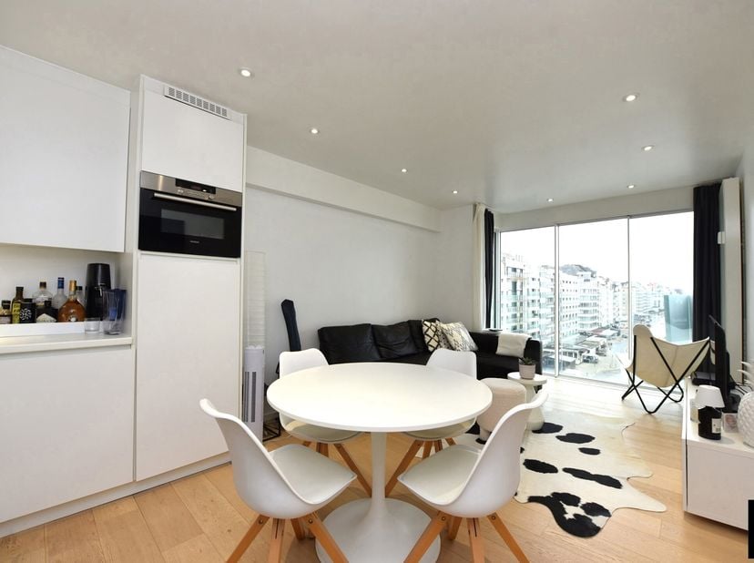Prachtig gemeubeld 1-slaapkamerappartement gelegen op het Rubensplein op de zonnekant, met prachtig zeezicht en zicht over het Albertstrand. Het appar