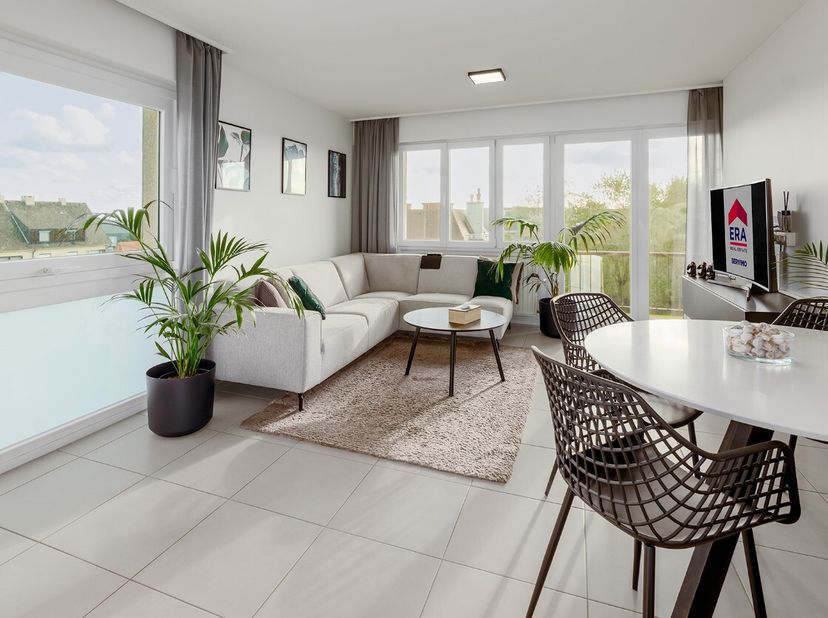 Gerenoveerd appartement te koop in Koksijde-bad!Te koop: Ruim en lichtrijk 2-slaapkamerappartement in Koksijde-Bad, volledig gerenoveerd en ideaal gel