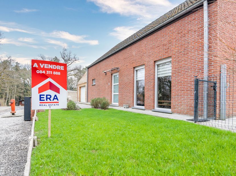 ERA B-LUX heeft het genoegen u deze charmante woning met 4 slaapkamers aan te bieden, ideaal gelegen in de gemeente Durbuy.Gebouwd in 2009, geniet dez