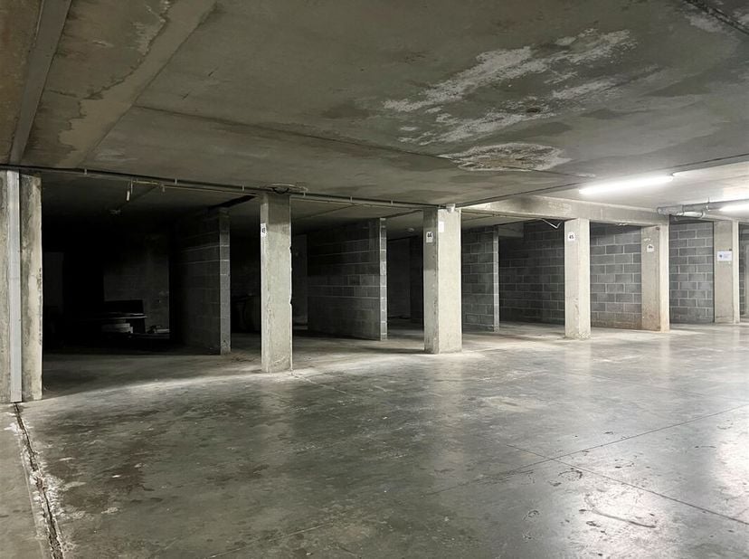 Overdekte parkeerplaats in de kelder van een gebouw gelegen aan de Place de l&#039;Alma 3 in Sint-Lambrechts-Woluwe.&lt;br /&gt;
De ingang van de parking bevindt