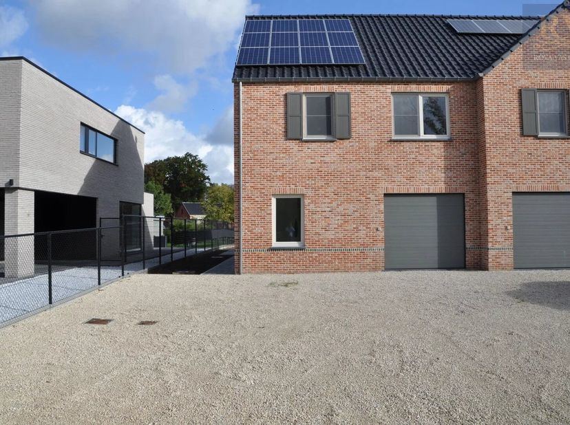 RUIME WONING MET 3 SLPK  OP 5A77CA  MET ZONNEPANELEN OP CENTRALE LIGGING IN LUMMEN&lt;br /&gt;
Ontdek deze knappe huurwoning in een tijdloze stijl op een ze