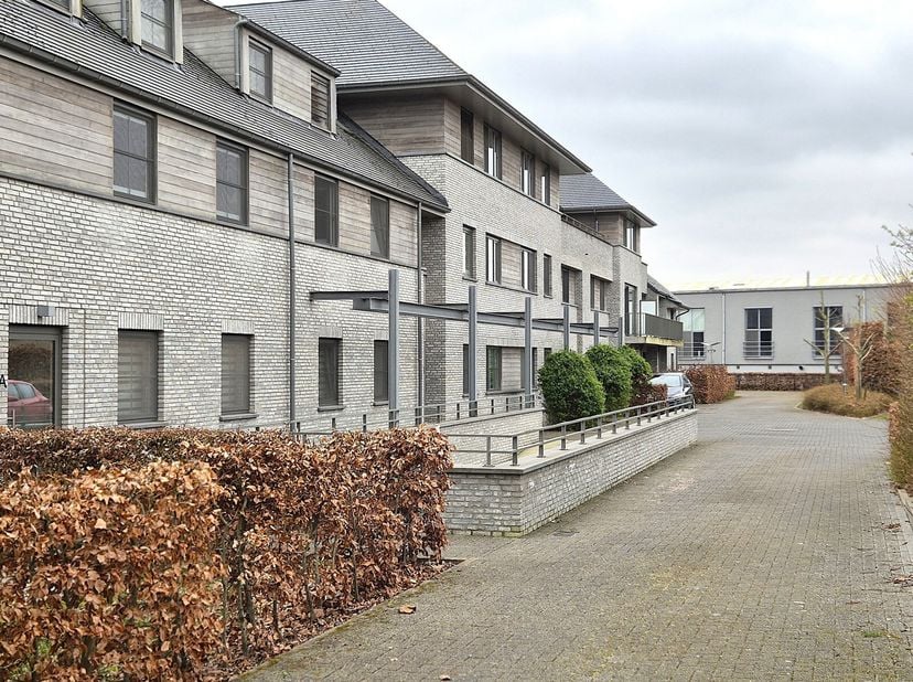 Dit appartement op de eerste verdieping is onderdeel van de residentie &#039;Bronnenweelde&#039; gelegen op een perceel van 49 are aan het einde van een doodlop