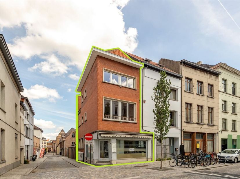 Cette charmante maison de ville est idéale pour ceux qui recherchent un projet de rénovation avec un potentiel commercial dans un emplacement de choix