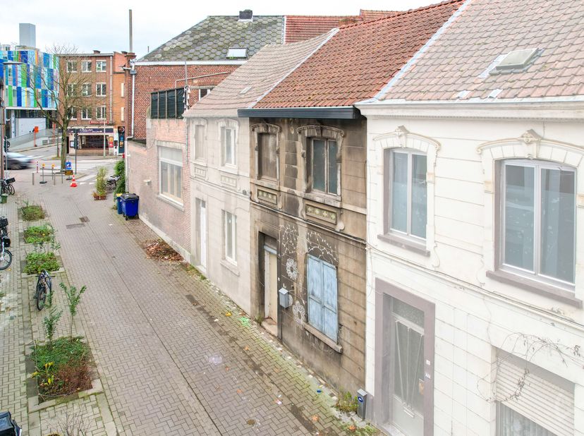 Vous êtes à la recherche d&#039;une propriété avec un potentiel infini dans un emplacement de choix ? Ce lotissement fermé, situé dans une rue sans voiture