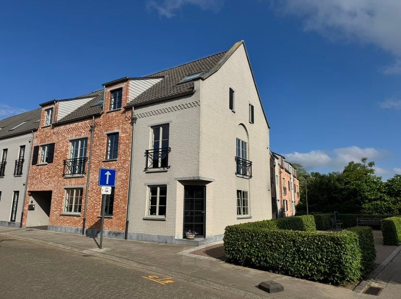 Dit luxueus en energiezuinig nieuwbouwappartement bevindt zich op de tweede verdieping van Residentie Pulderhof, een recent gebouw op een zeer rustige