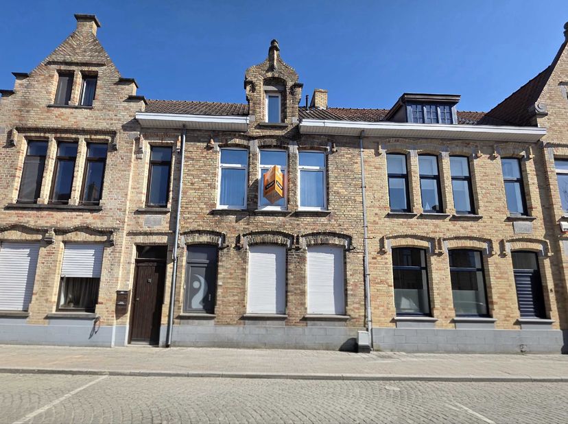 Maison avec beaucoup de potentiel située dans le centre-ville de Nieuport à distance de marche du Kaai et de la Grand Place. 