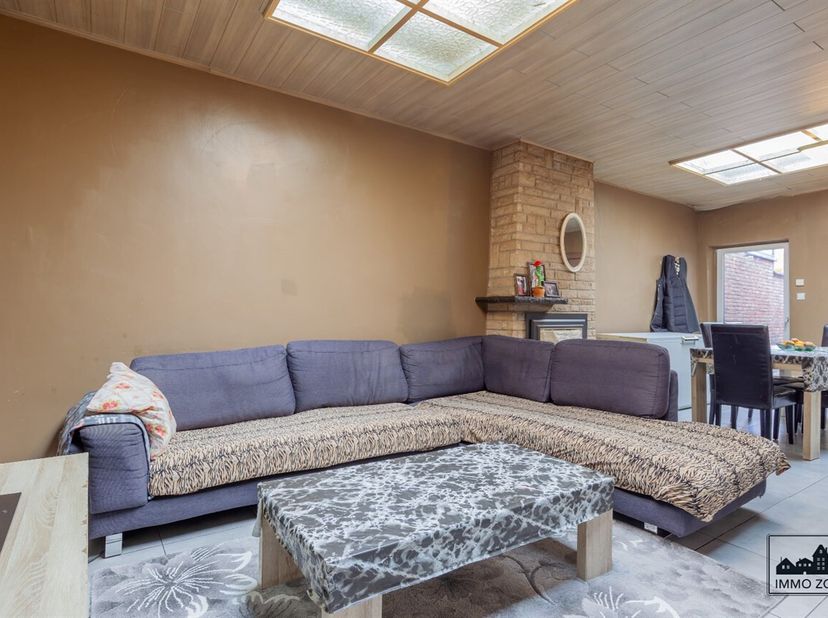 Deze woning is zeer gunstig gelegen nabij alle voorzieningen zoals winkels, scholen en openbaar vervoer. Daarnaast geniet deze woning ook van een goed