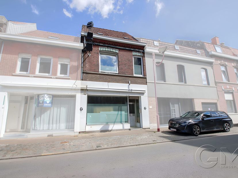 Située dans une rue proche du centre et de ses commodités, maison de commerce composée d&#039;un espace commercial en façade et d&#039;une entité résidentielle