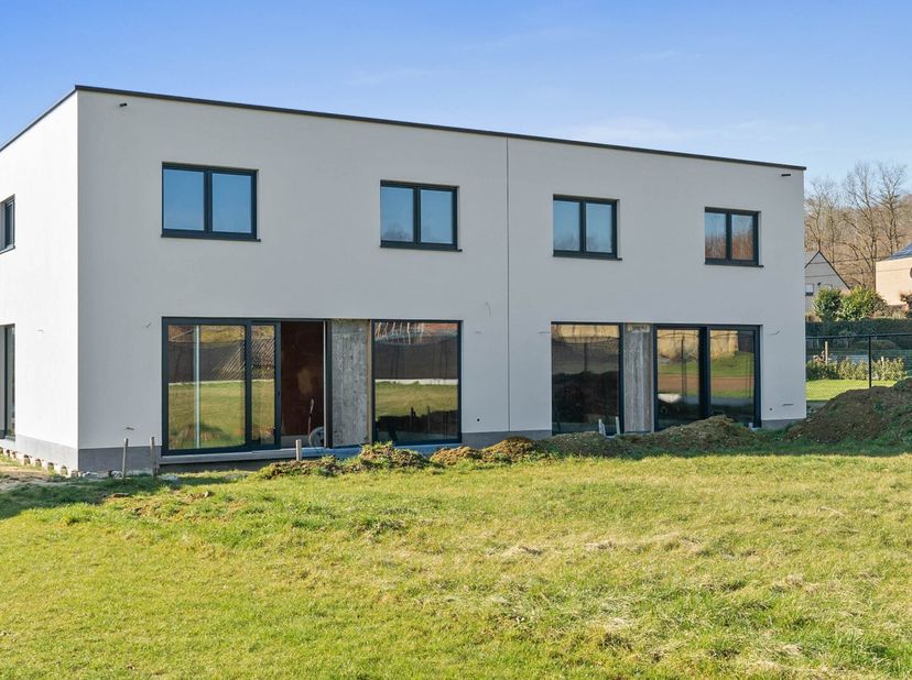 Immo3000 heeft 2 super knappe nieuwbouw woningen te koop in een autoluwe straat in Holsbeek (Nieuwrode). De 2 huizen staan elk op een ruim perceel van