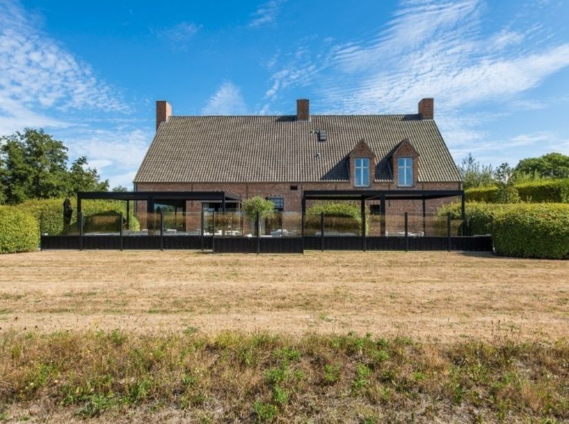 Zéér rustig en landelijk gelegen, in 2014 deels gerenoveerde, boerderij op  8.198m² bestaande uit : Hoofdgebouw : GLVL : Inkomhall met vestiairekast,