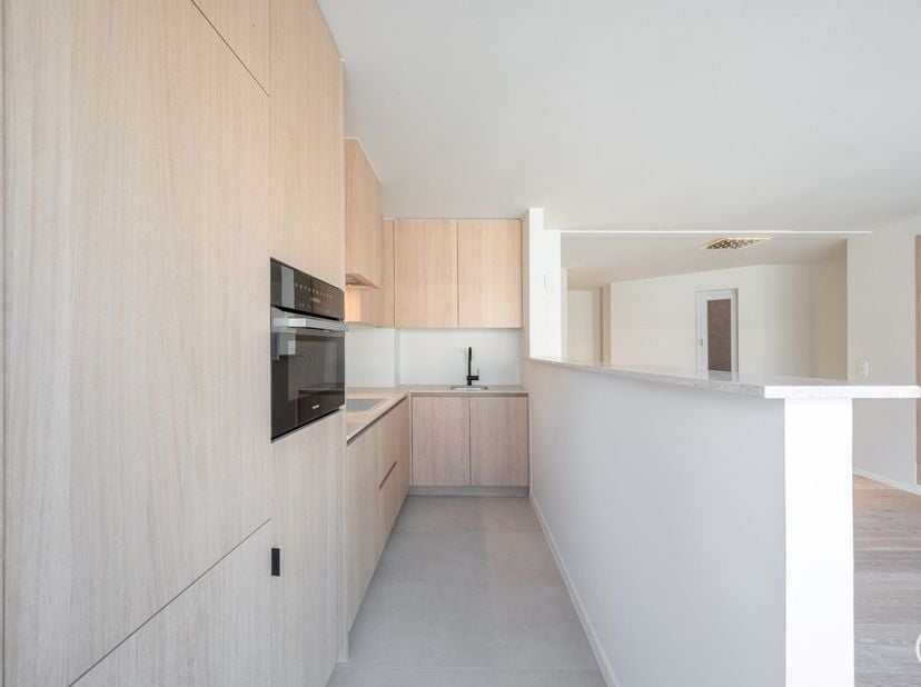 NON MEUBLÉ - Appartement rénové avec goût avec une belle façade situé sur l&#039;avenue Lippens à quelques pas de la plage.&lt;br /&gt;
DISPOSITION : entrée avec