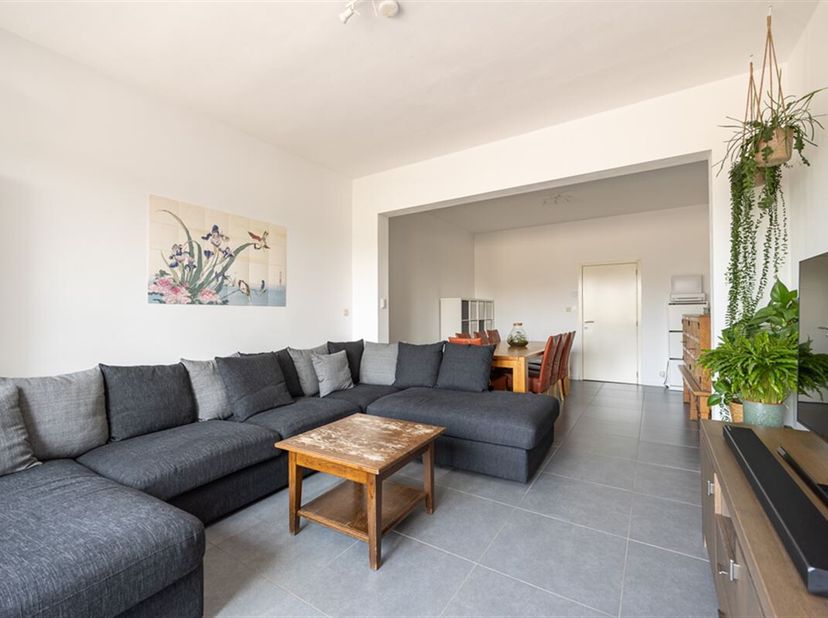 Près du centre de Louvain, juste à côté du Hall 5, vous trouverez cet appartement rénové au premier étage. Le hall d&#039;entrée avec les toilettes pour in