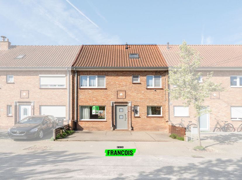 Nabij het centrum van Roeselare bevindt zich deze te renoveren woning. Zo liggen scholen, openbaar vervoer, winkels, horeca, sportcentra, belangrijke