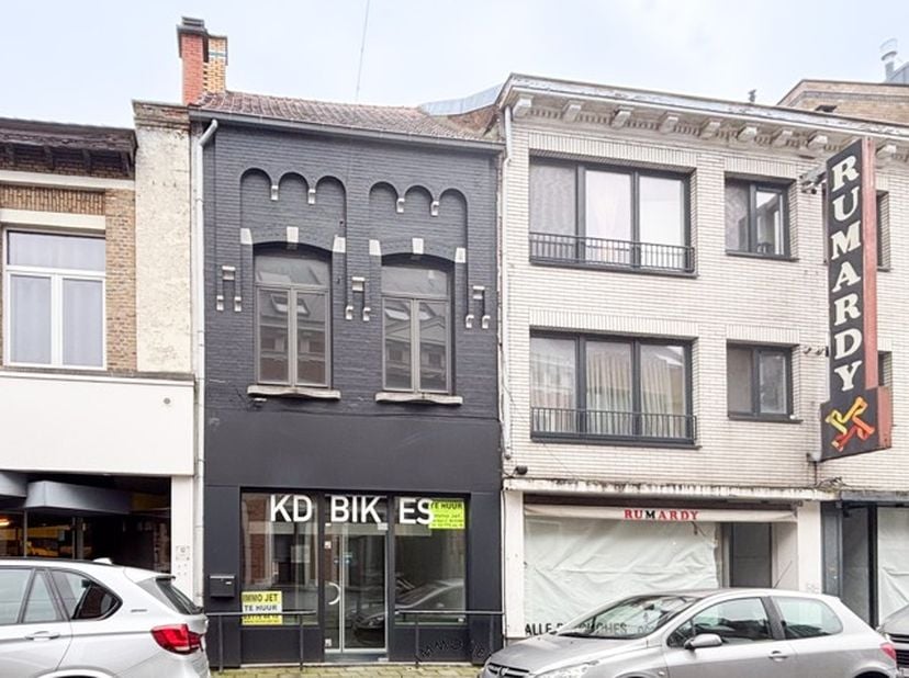 Bent u op zoek naar een centraal gelegen handelspand met tal van mogelijkheden?&lt;br /&gt;
Deze veelzijdige commerciële ruimte bevindt zich in het bruisend